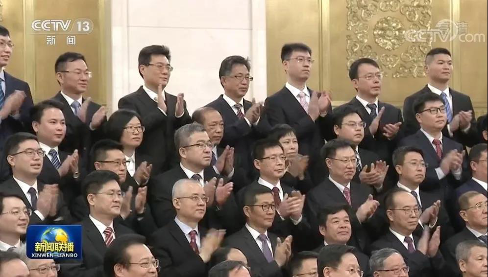 習近平會見探月工程嫦娥五號任務(wù)參研參試人員代表，上海光機所侯霞研究員受到親切接見