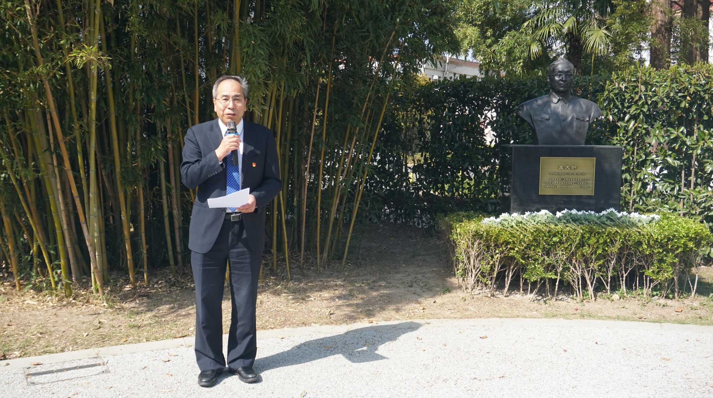 上海光機所舉行清明追思祭掃活動暨上光尖刀連授旗儀式
